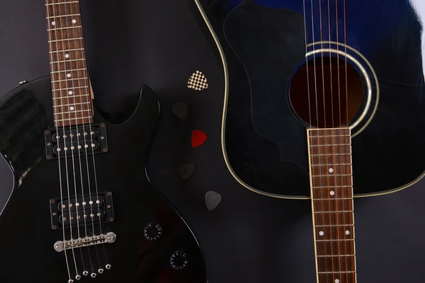 Elektrische und akustische Gitarren auf dunklem Hintergrund — Stockfoto