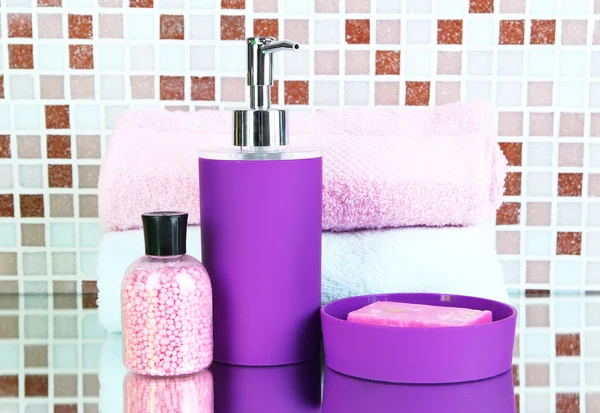 Kosmetiikka ja kylpy tarvikkeet mosaiikki laatat tausta — kuvapankkivalokuva