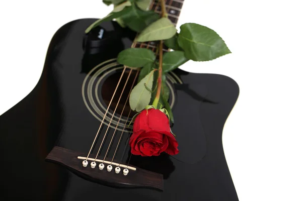 原声吉他和红色的玫瑰花朵，白色上孤立 — 图库照片