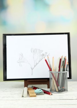 ahşap masa üzerinde profesyonel sanat malzemeleri ile kroki