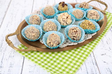 çikolata şekerleme, tepsi, renk ahşap zemin üzerinde bir dizi