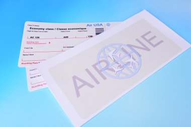 Açık mavi arka planda uçak biletleri