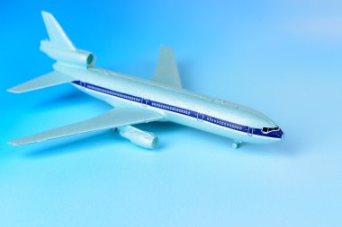 mavi zemin üzerine uçak