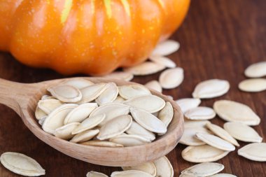 kabak çekirdeği, kabak ahşap zemin üzerine kaşıkla