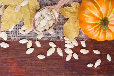 Kabak Çekirdeği kabak üstünde çul ahşap zemin üzerine kaşıkla içinde