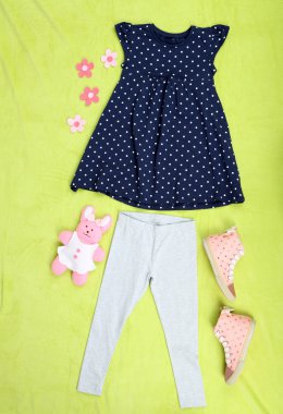 yeşil zemin üzerine küçük kız için güzel elbiseler