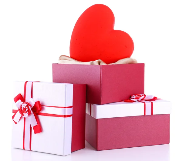 Pila di scatole regalo e cuore decorativo, isolato su bianco — Foto Stock