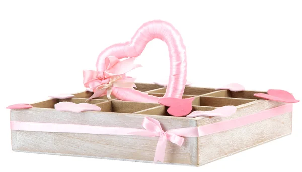Coração em caixão de madeira, isolado sobre fundo branco — Fotografia de Stock