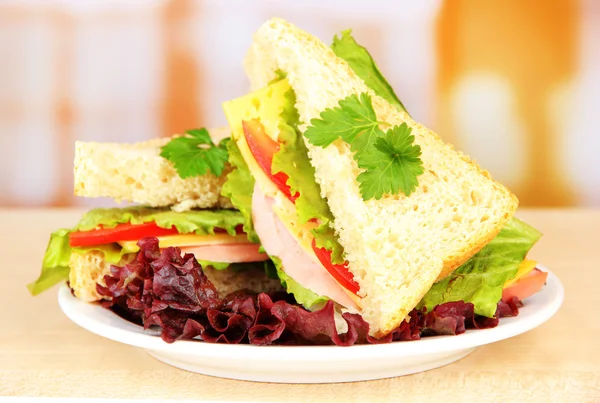 Свіжі та смачні бутерброди на тарілці на світлому фоні — стокове фото