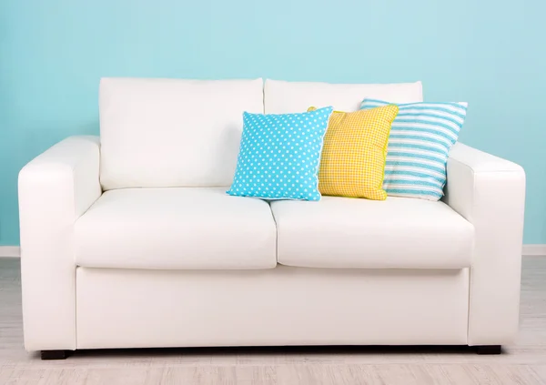 Sofá blanco en la habitación sobre fondo azul — Foto de Stock