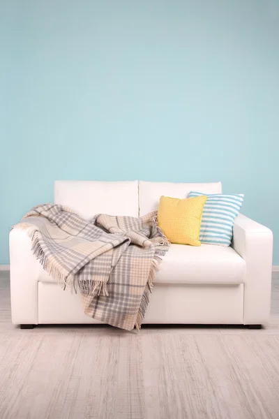 Weißes Sofa im Zimmer auf blauem Hintergrund — Stockfoto