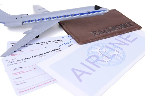 Biglietti aerei con passaporto isolato su bianco — Foto Stock