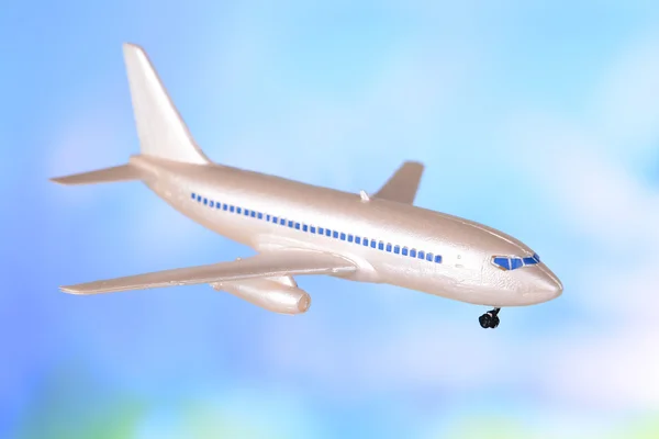Avión de plástico sobre fondo azul — Foto de Stock