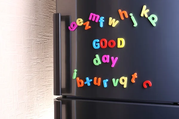 Coloridas letras magnéticas en el refrigerador — Foto de Stock