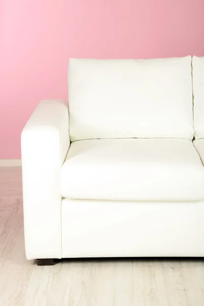 Weißes Sofa in Nahaufnahme im Zimmer auf rosa Hintergrund — Stockfoto