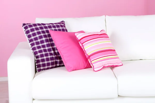 Weißes Sofa in Nahaufnahme im Zimmer auf rosa Hintergrund — Stockfoto