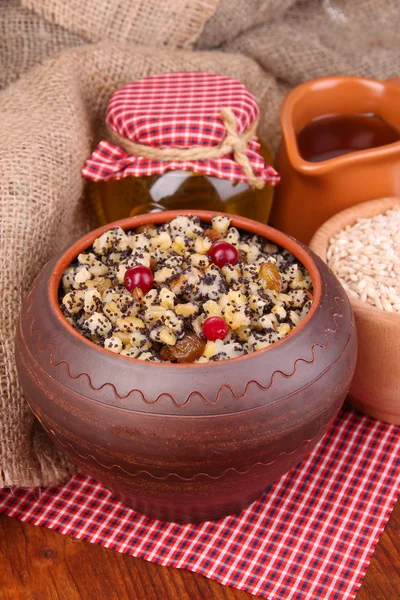 Pot with kutia - traditional Christmas sweet meal in Ukraine, Belarus and Poland, on wooden background — Stock Photo, Image