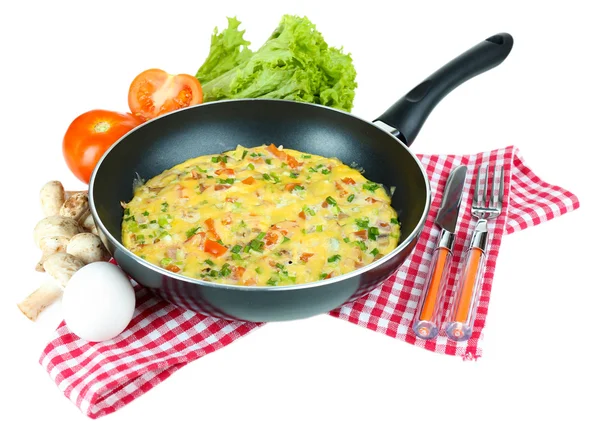 煎蛋卷，用蔬菜上白色孤立 — 图库照片