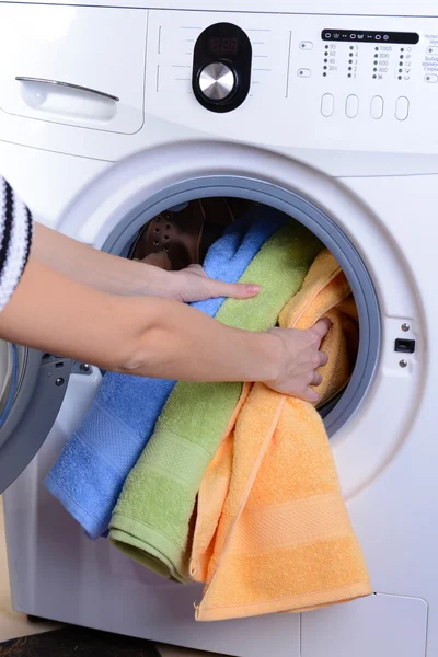 Máquina de lavar carregada com roupas close-up — Fotografia de Stock