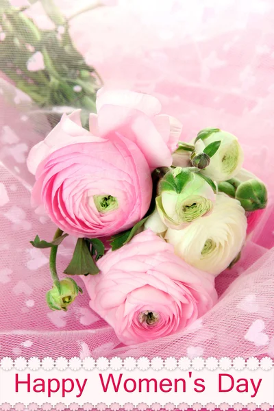 Ranunculus (buñuelos persas), sobre tela rosa —  Fotos de Stock