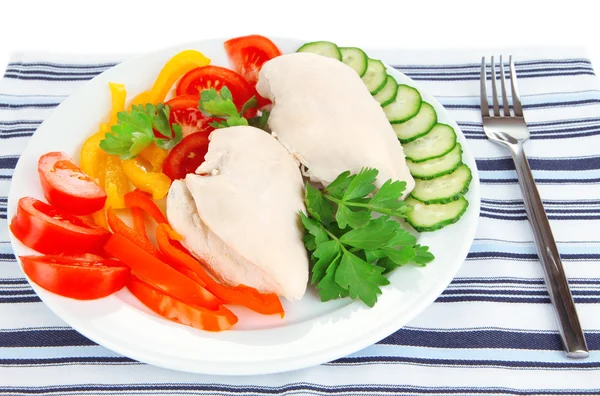 Pechuga de pollo hervida en el plato con verduras de cerca — Foto de Stock