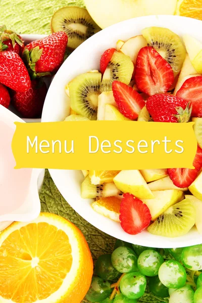 Užitečné ovocný salát z čerstvého ovoce a bobule v misce detail — Stock fotografie