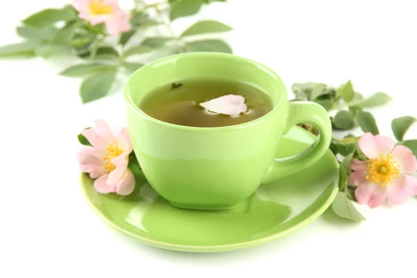 Tasse Kräutertee mit hippen Rosenblüten, isoliert auf weiß — Stockfoto