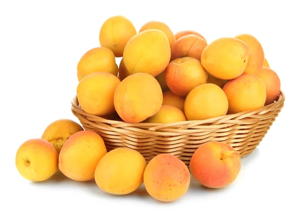 Frische natürliche Aprikose in Weidenkorb isoliert auf weiß — Stockfoto