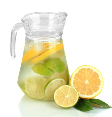 kireç, limon ve beyaz izole sürahi buz soğuk su