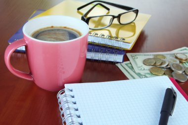 para ve kahve tahta arka plan ile Kırtasiye