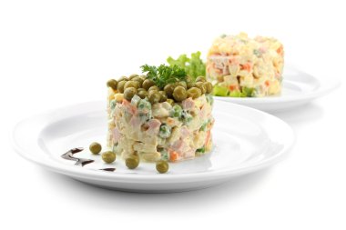 Geleneksel Rus salatası Olivier, beyaz üzerine izole edilmiş.