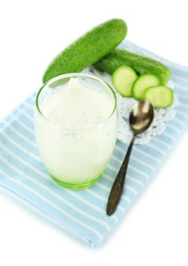 Salatalık yoğurt üzerine beyaz izole renkli peçete üzerinde cam