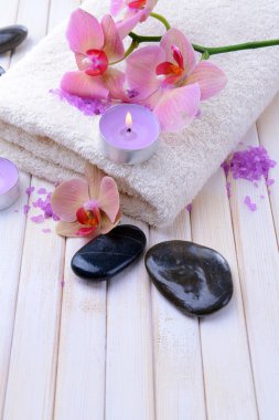 güzel çiçek ile natürmort orkide çiçek, havlu ve deniz tuzu, renk ahşap arka plan üzerine bir kase