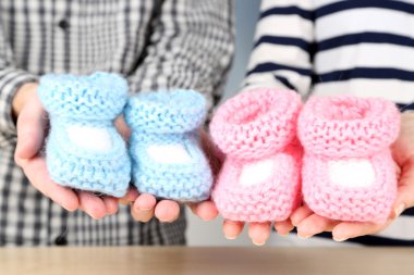 tığ işi patik bebek, elleriyle yakın çekim