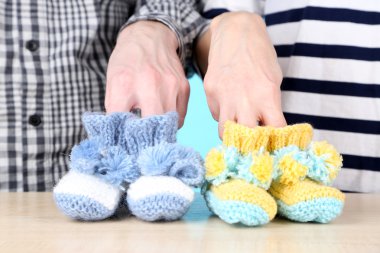 tığ işi patik bebek, elleriyle yakın çekim