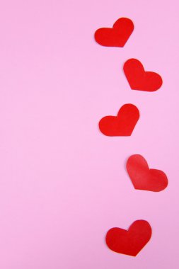 Pembe arka planda kağıt kalpler