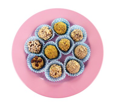 çikolata şekerleme üzerine beyaz izole renkli plaka üzerinde bir dizi