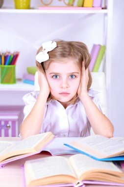 küçük kız, resepsiyon odasında oturmak