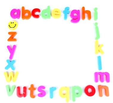 renkli mıknatıslı harfler üzerinde beyaz izole