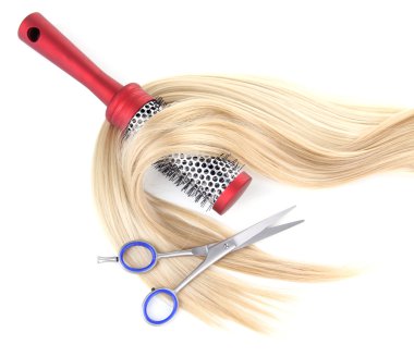 uzun sarı saçlı saç fırçası ve üzerinde beyaz izole makas
