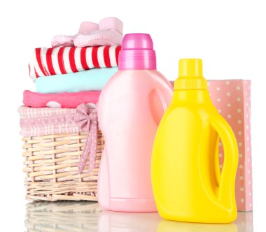 yumuşatıcı kurutucular ve deterjanlar ile çocuk giyimi üzerine beyaz izole