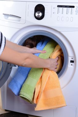 çamaşır makinesi giysiler yakın çekim ile yüklü