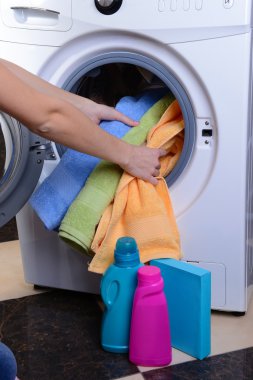 çamaşır makinesi giysiler yakın çekim ile yüklü