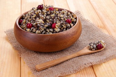 kutia - geleneksel Noel tatlı yemek Ukrayna, Beyaz Rusya ve Polonya, ahşap zemin ile plaka