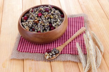 kutia - geleneksel Noel tatlı yemek Ukrayna, Beyaz Rusya ve Polonya, ahşap zemin ile plaka