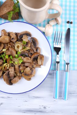 lezzetli kızarmış yağlı mantar plaka üzerinde tablo yakın çekim