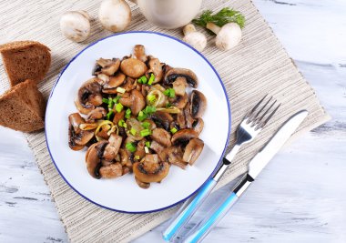 lezzetli kızarmış yağlı mantar plaka üzerinde tablo yakın çekim