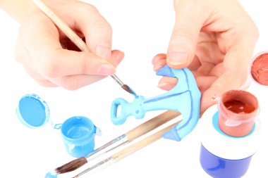 el eller boyalar üzerinde beyaz izole, çapa ve sanat seramik malzemeler yapılan