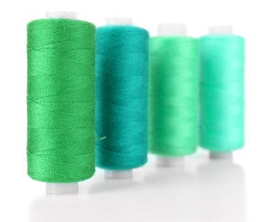 renkli makaralar üzerinde beyaz izole iş parçacığı