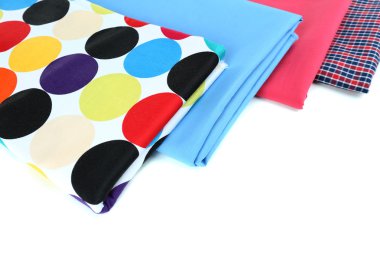 renkli kumaşlar üzerine beyaz izole yığını